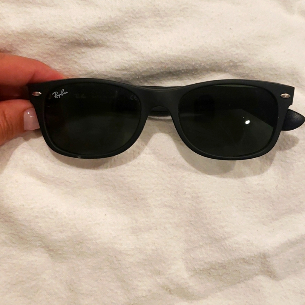 Ray-Ban New Wayfarer RB2132 Polarized 52-18 Matte Black Frame, Blue Grey Lens